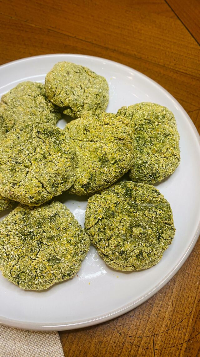 🥬🫘Hamburger vegetali - 
Legumi e spinaci 🥬🫘

Vi presento una ricetta super semplice per introdurre i legumi, ideali anche per chi non li ama particolarmente 😍

Questi mini hamburger sono super croccanti fuori e morbidi dentro, dal sapore unico e inconfondibile. 

Ingredienti 📝
• spinaci freschi
• ceci
• fagioli borlotti (o cannellini)
• pangrattato
• parmigiano grattugiato
• farina di mais 

Procedimento ⬇️
Frullare gli spinaci cotti ben sgocciolati con ceci e fagioli cotti. Aggiungere pane e parmigiano grattugiato, formare dei mini burgers e infarinare nella farina di mais. Cuocere in friggitrice ad aria o in padella con un filo d’olio evo.