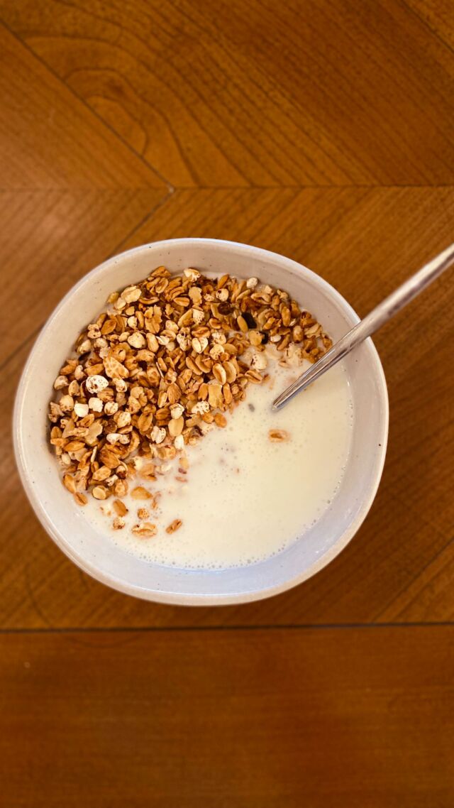 Granola homemade🌾

Croccante e gustosa🤤

Ideale per le tue colazioni, da aggiungere allo yogurt, al kefir o al latte 

La proverai anche tu ? 🤩

#ricetta #granola #ricettagranola #granolahomemade #colazione #nutrizione #nutrizionista